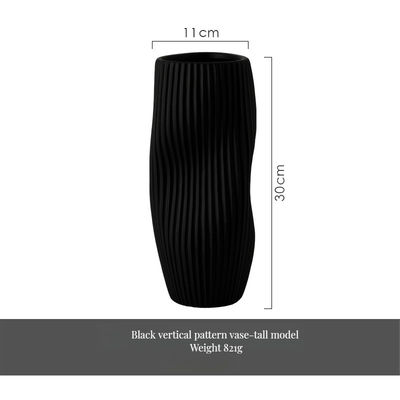 Un exquisito jarrón de cerámica moderna para elegantes arreglos de flores en la mesa.