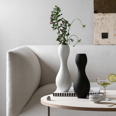 Vaso de cerámica blanco y negro de estilo minimalista moderno, glaseado pigmentado, flor decorativa