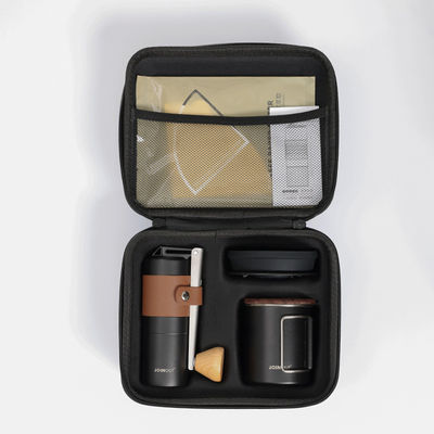 Disfrute de café recién preparado en cualquier lugar con nuestro Set de Viajes Confeccionado a Mano