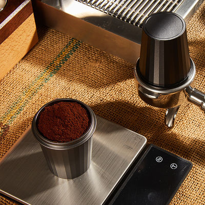 Crea leche con espuma perfecta con esta taza de dosificación de café de acero inoxidable