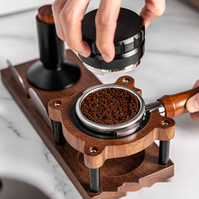Comerciante comprador cafeterías Logotipo personalizado Estación de amortiguación de madera sólida para espresso y organizador de polvo de café