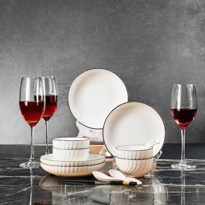 Servidor de mesa de restaurante de hotel Conjuntos de cerámica elegante Servidor de cena de porcelana blanca con borde negro