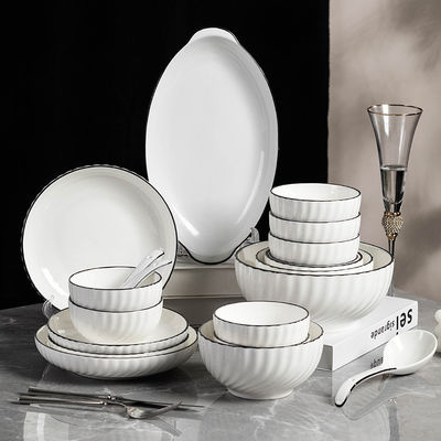 Servidor de mesa de restaurante de hotel Conjuntos de cerámica elegante Servidor de cena de porcelana blanca con borde negro