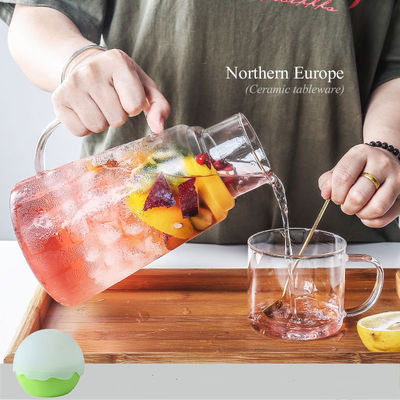 Diseño moderno Jar de agua caliente / fría Jugo de bebida Carafe Jar de vidrio Confeccionado con taza