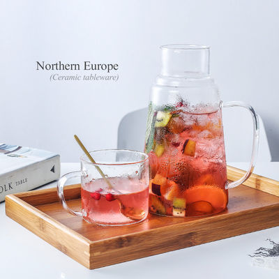 Diseño moderno Jar de agua caliente / fría Jugo de bebida Carafe Jar de vidrio Confeccionado con taza