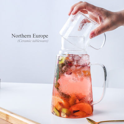 Diseño moderno Jar de agua caliente / fría Jugo de bebida Carafe Jar de vidrio Confeccionado con taza