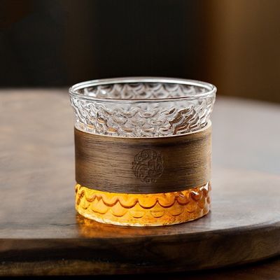 Taza de café y té de vidrio de anillo de madera para beber agua en patrón de martillo