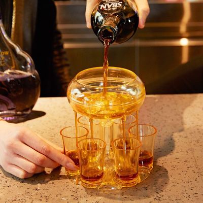 Dispensador y soporte de vidrio de 6 botellas de diseño único para entusiastas de la cerveza y el whisky