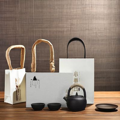 Modernas tazas de té de cerámica de moda con platillo de madera y mango de madera