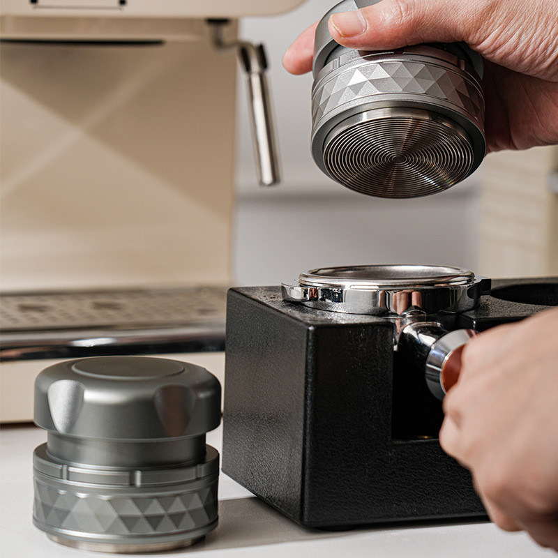 Distribuidor de café 2 en 1 de acero inoxidable ajustable 51mm 53mm 58mm para necesidades de barista