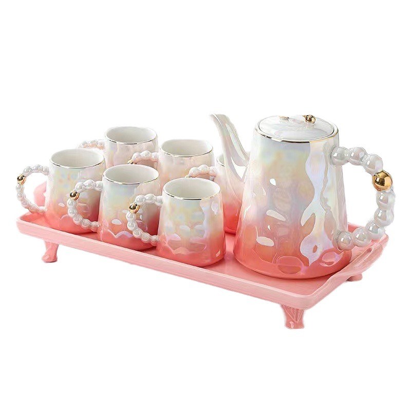 Tazas de café de cerámica en forma de concha y platillos de bambú: un elemento imprescindible para las fiestas de té