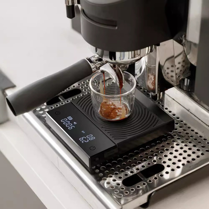 Balanza eléctrica de café 2 kg Vertiendo sobre el espejo negro de barra multifuncional Básico 2